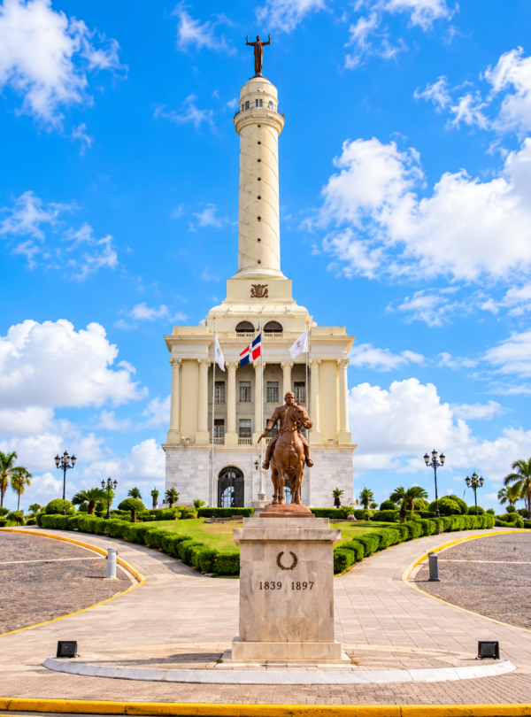 Monumento Neoclásico bajo el Cielo Azul