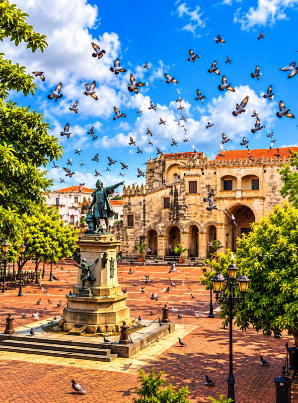 Plaza colonial con monumento y palomas volando